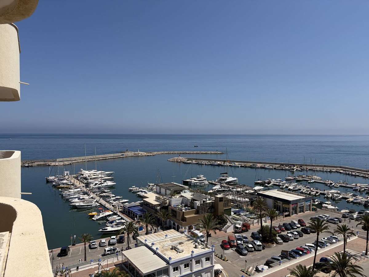 2 Bed Middle Floor Apartment in Estepona