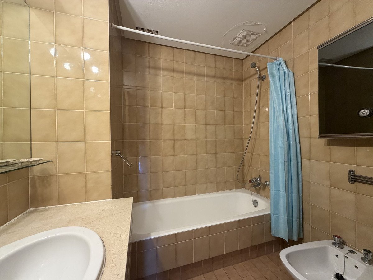 2 Bed Middle Floor Apartment in Estepona