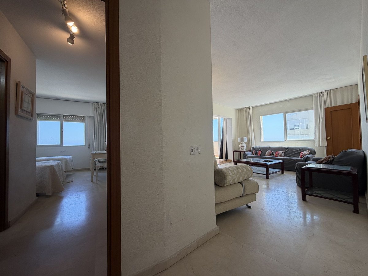 2 Bed Middle Floor Apartment in Estepona