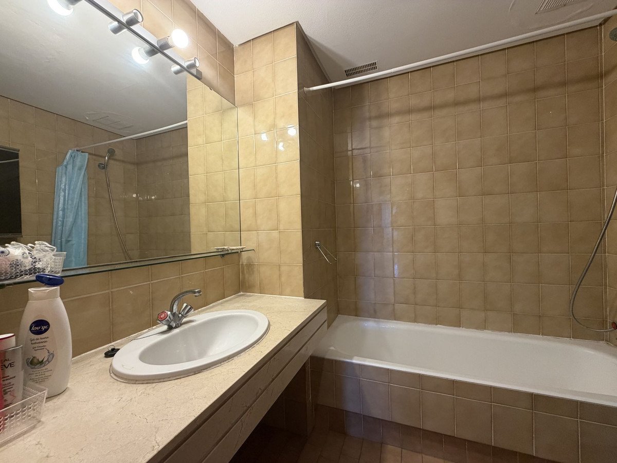 2 Bed Middle Floor Apartment in Estepona