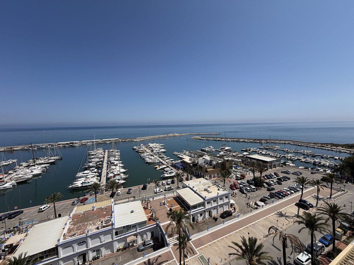 2 Bed Middle Floor Apartment in Estepona