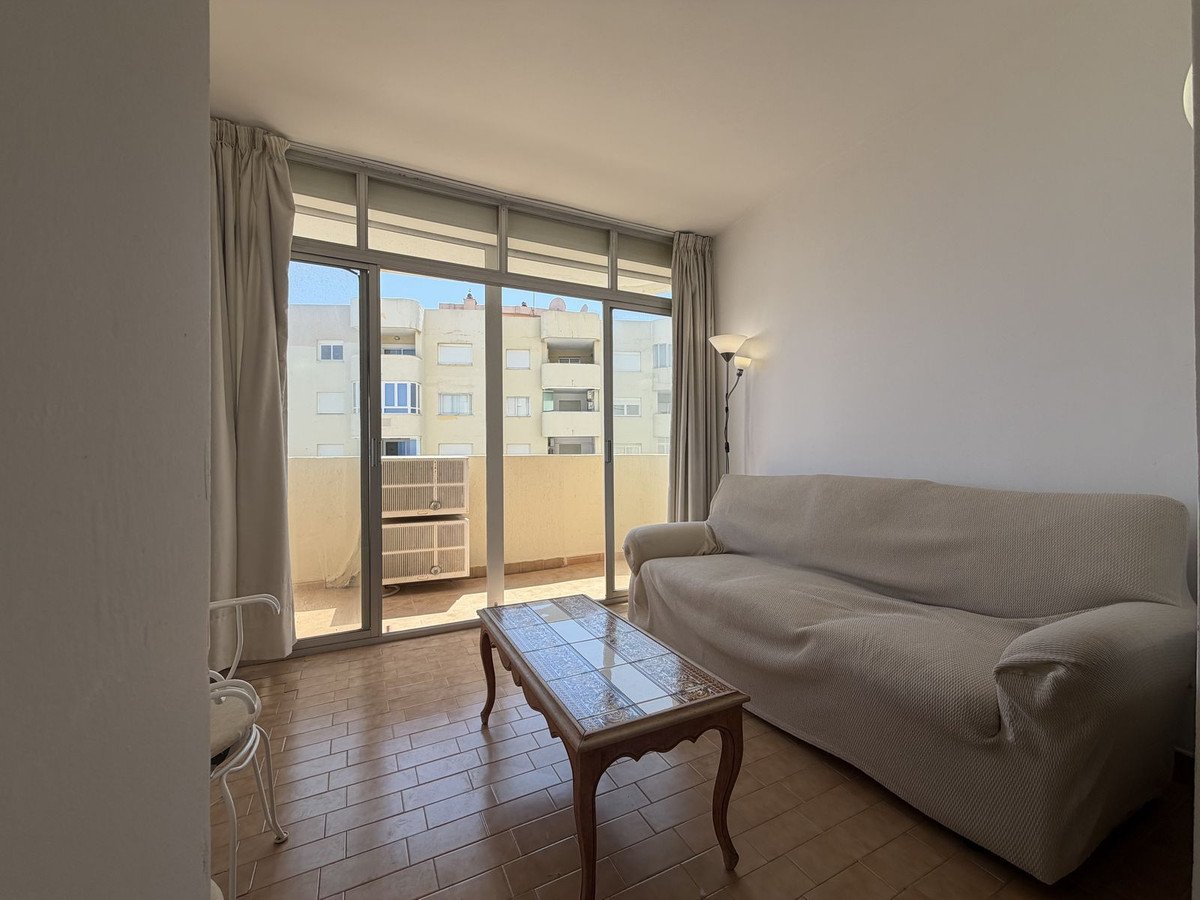 2 Bed Middle Floor Apartment in Estepona