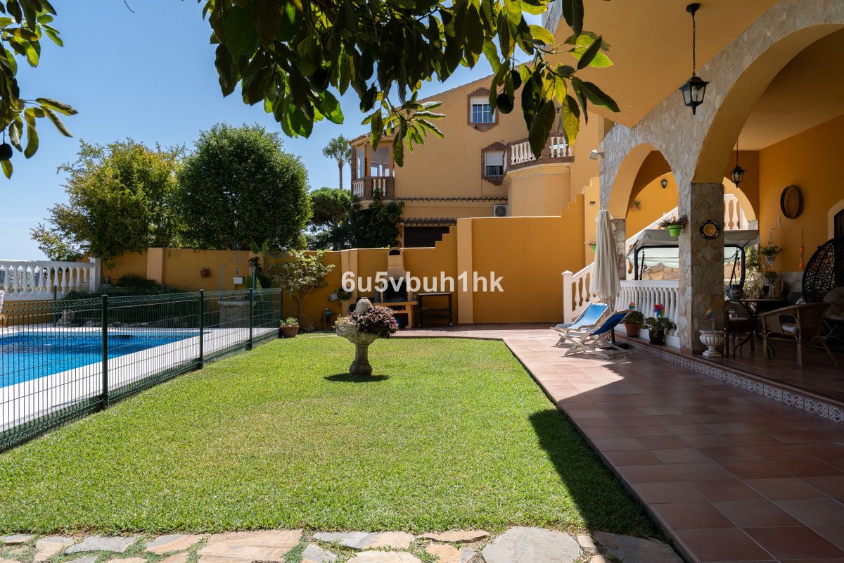 5 Bed Detached Villa in El Coto