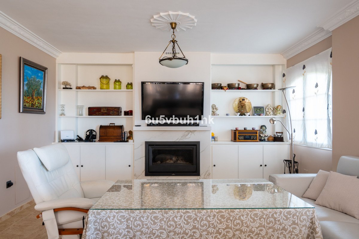 5 Bed Detached Villa in El Coto