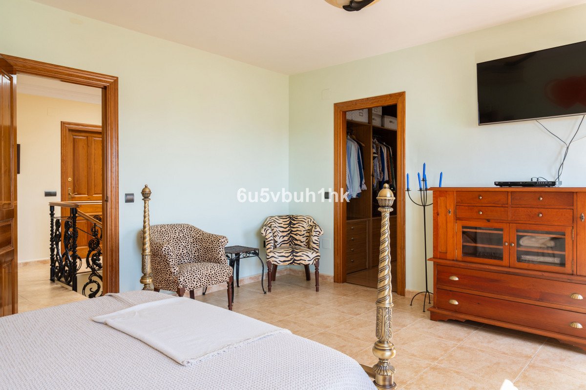 5 Bed Detached Villa in El Coto