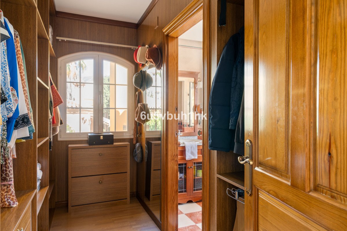 5 Bed Detached Villa in El Coto