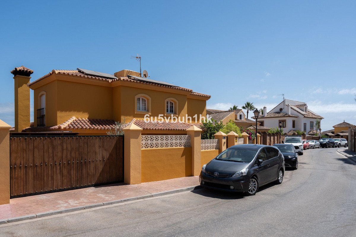 5 Bed Detached Villa in El Coto