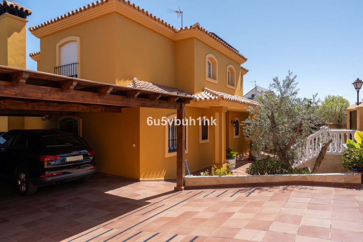 5 Bed Detached Villa in El Coto