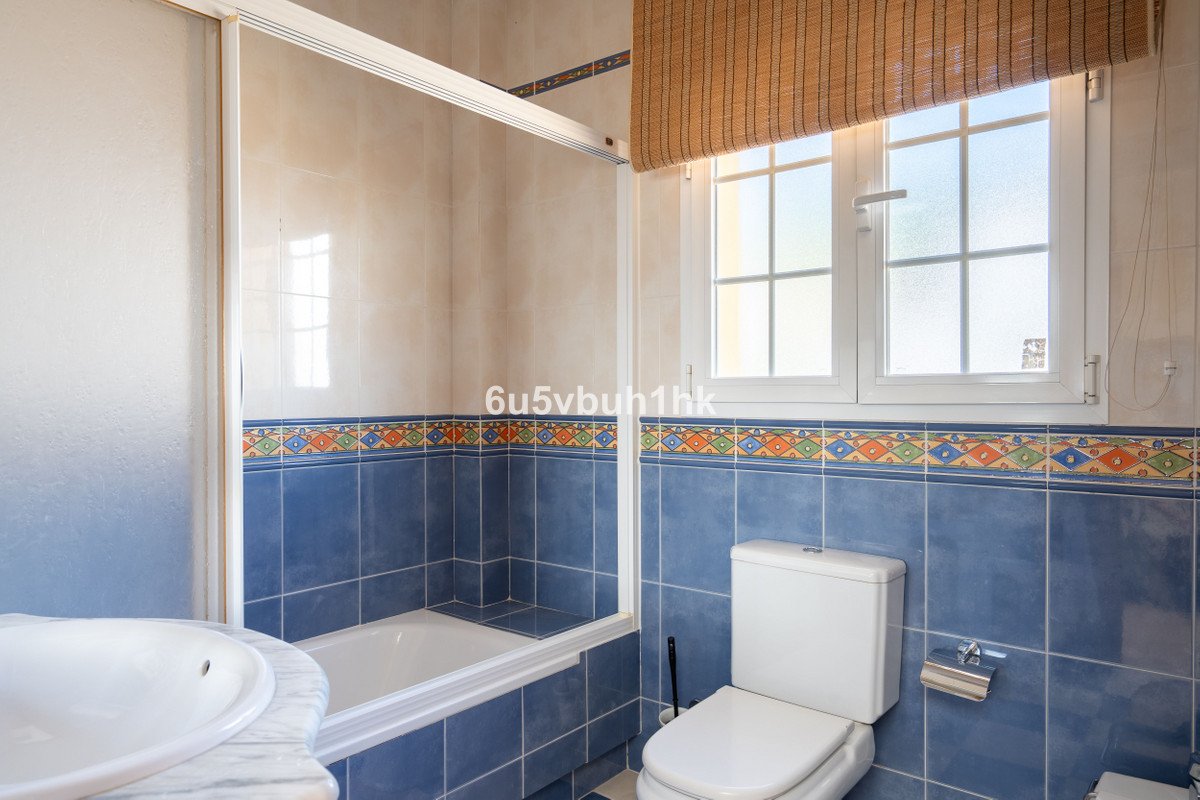 5 Bed Detached Villa in El Coto