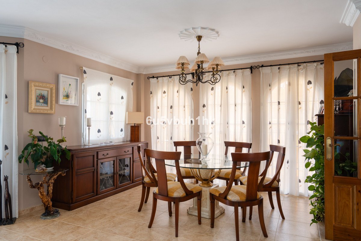 5 Bed Detached Villa in El Coto
