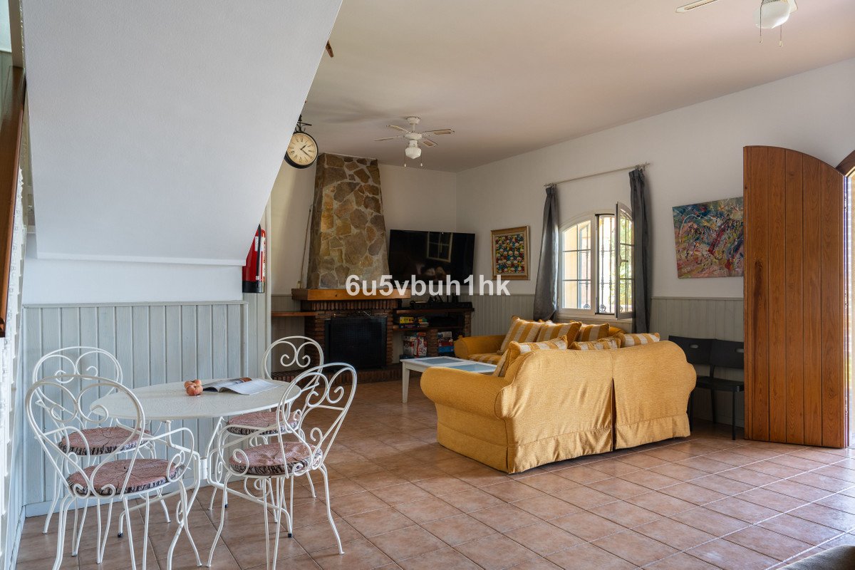 5 Bed Detached Villa in El Coto
