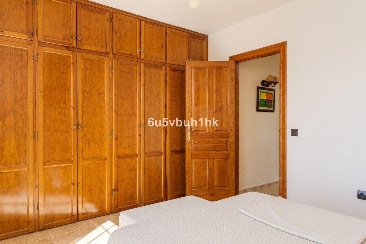 5 Bed Detached Villa in El Coto