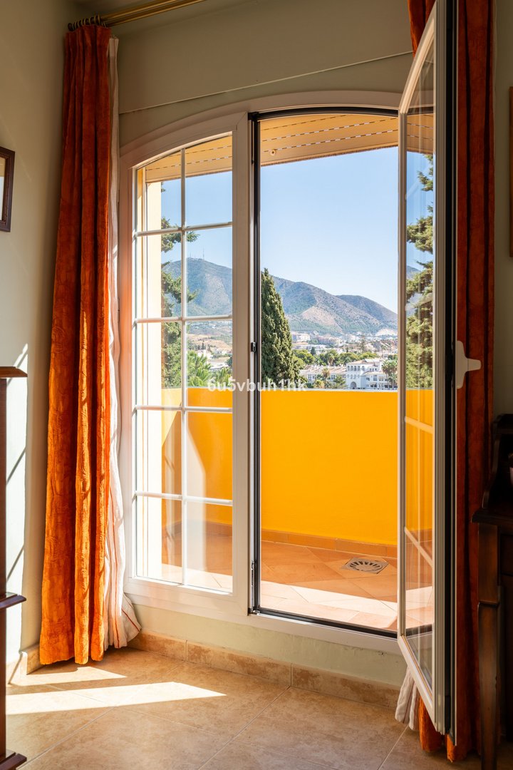 5 Bed Detached Villa in El Coto
