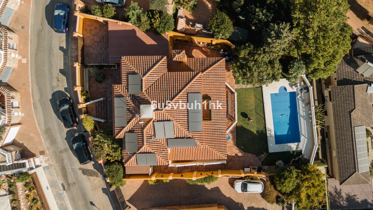 5 Bed Detached Villa in El Coto
