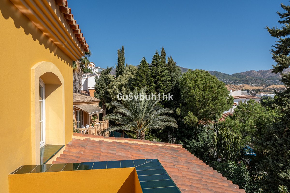 5 Bed Detached Villa in El Coto
