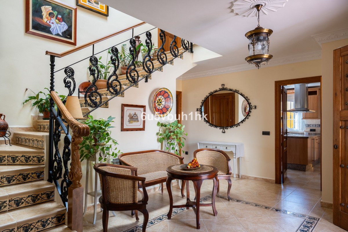 5 Bed Detached Villa in El Coto