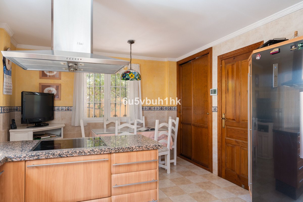 5 Bed Detached Villa in El Coto