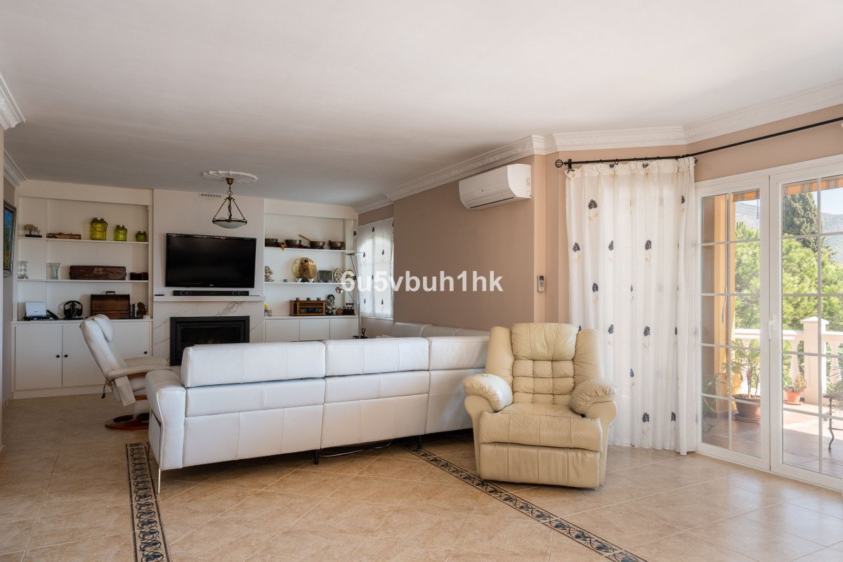 5 Bed Detached Villa in El Coto