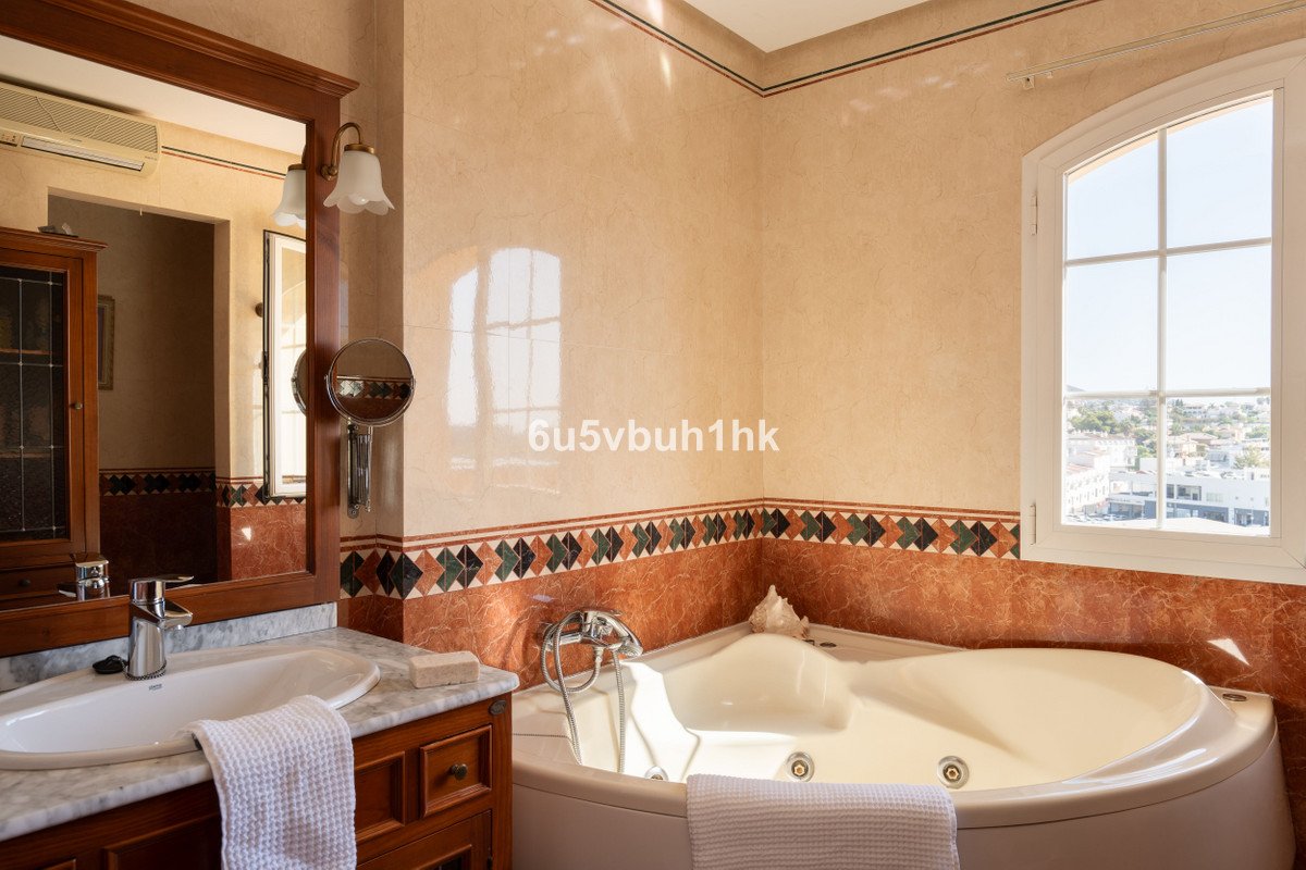 5 Bed Detached Villa in El Coto