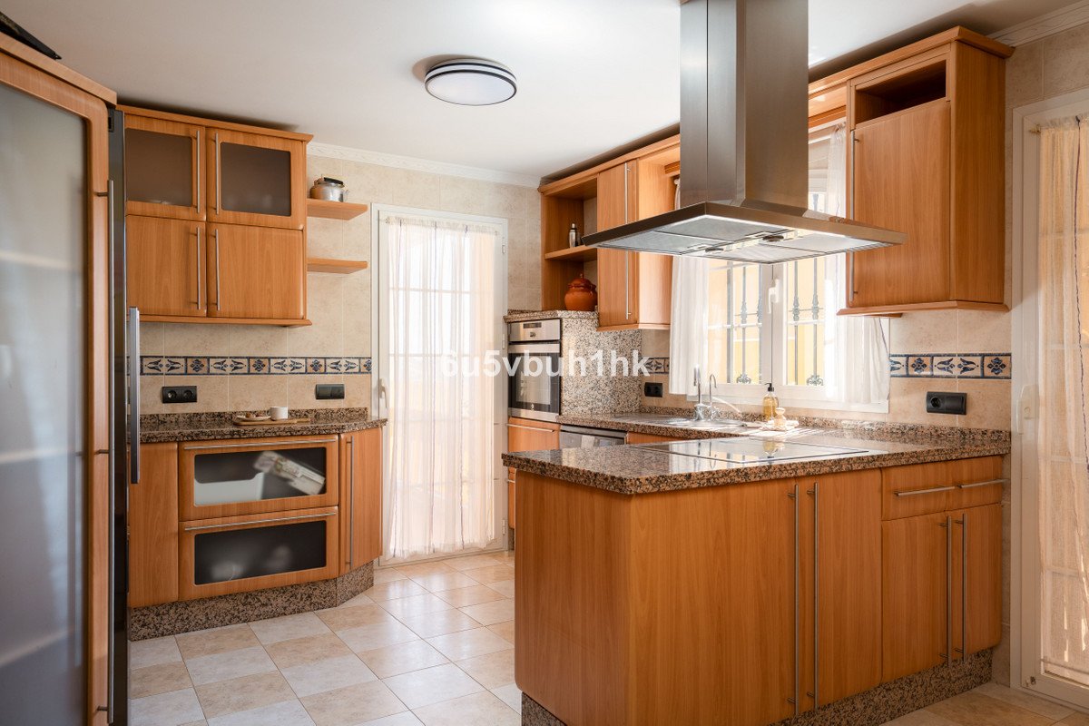 5 Bed Detached Villa in El Coto