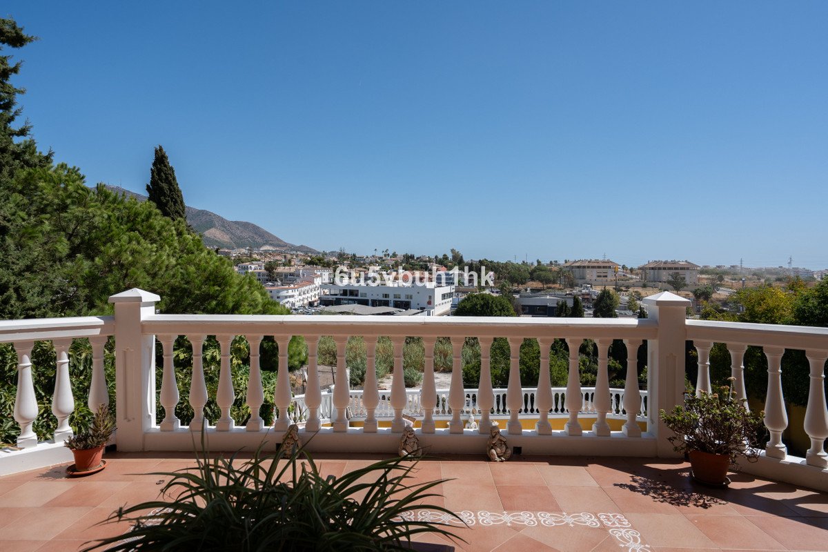 5 Bed Detached Villa in El Coto