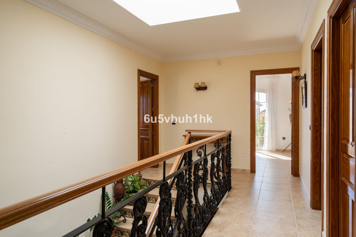 5 Bed Detached Villa in El Coto