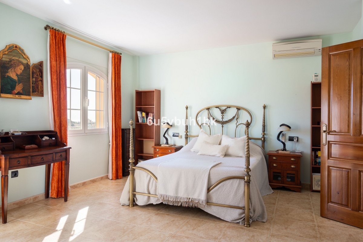 5 Bed Detached Villa in El Coto