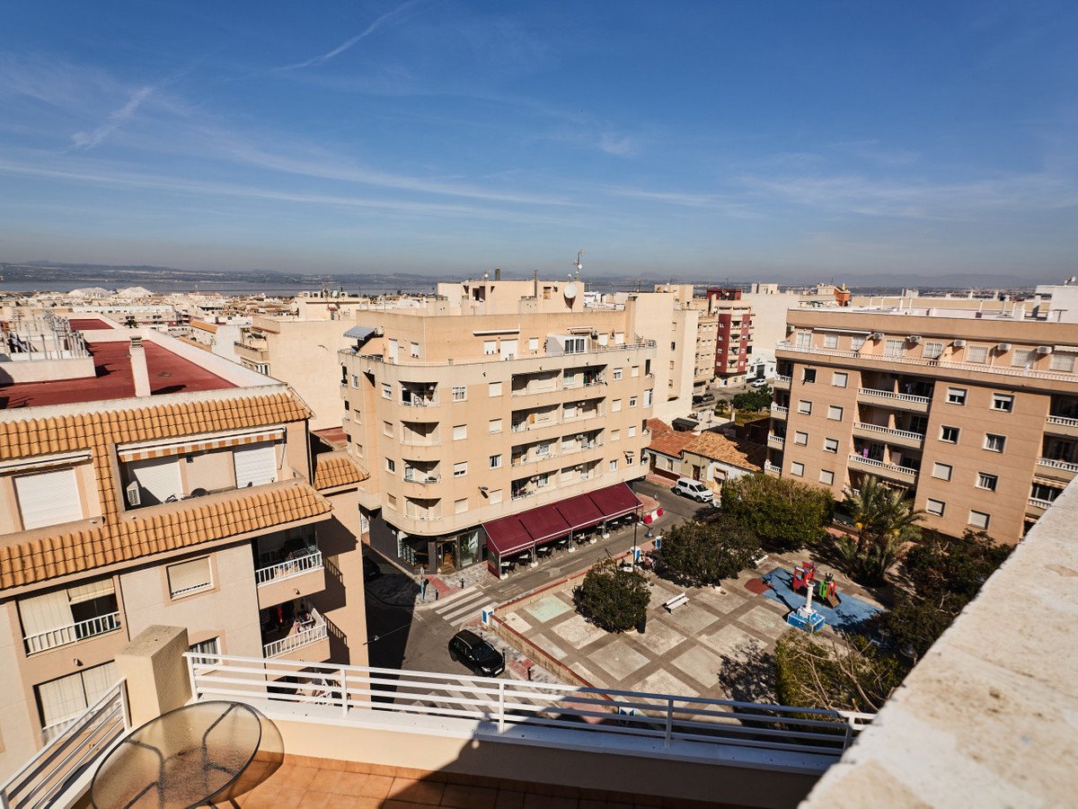 2 Bed Middle Floor Apartment in Torrevieja