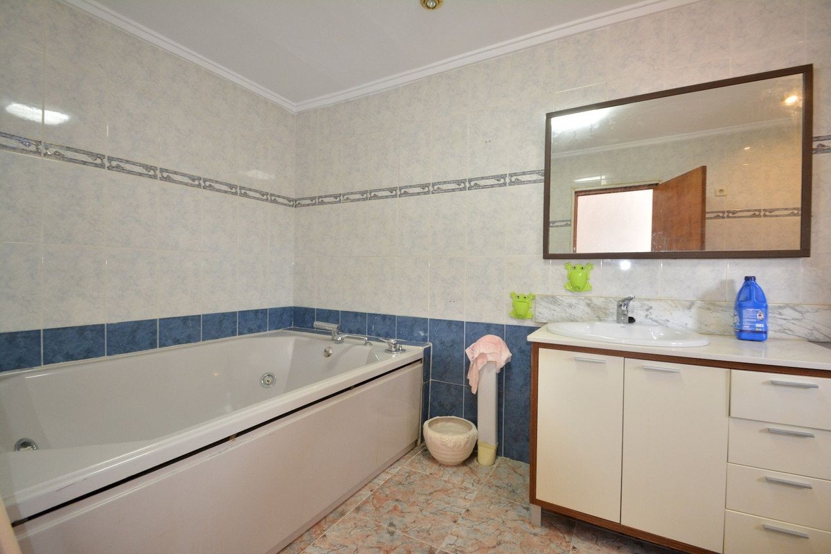 4 Bed Semi-Detached House in Torrevieja