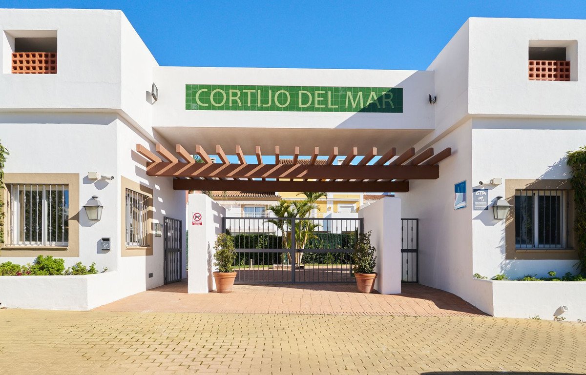 2 Bed Middle Floor Apartment in Estepona