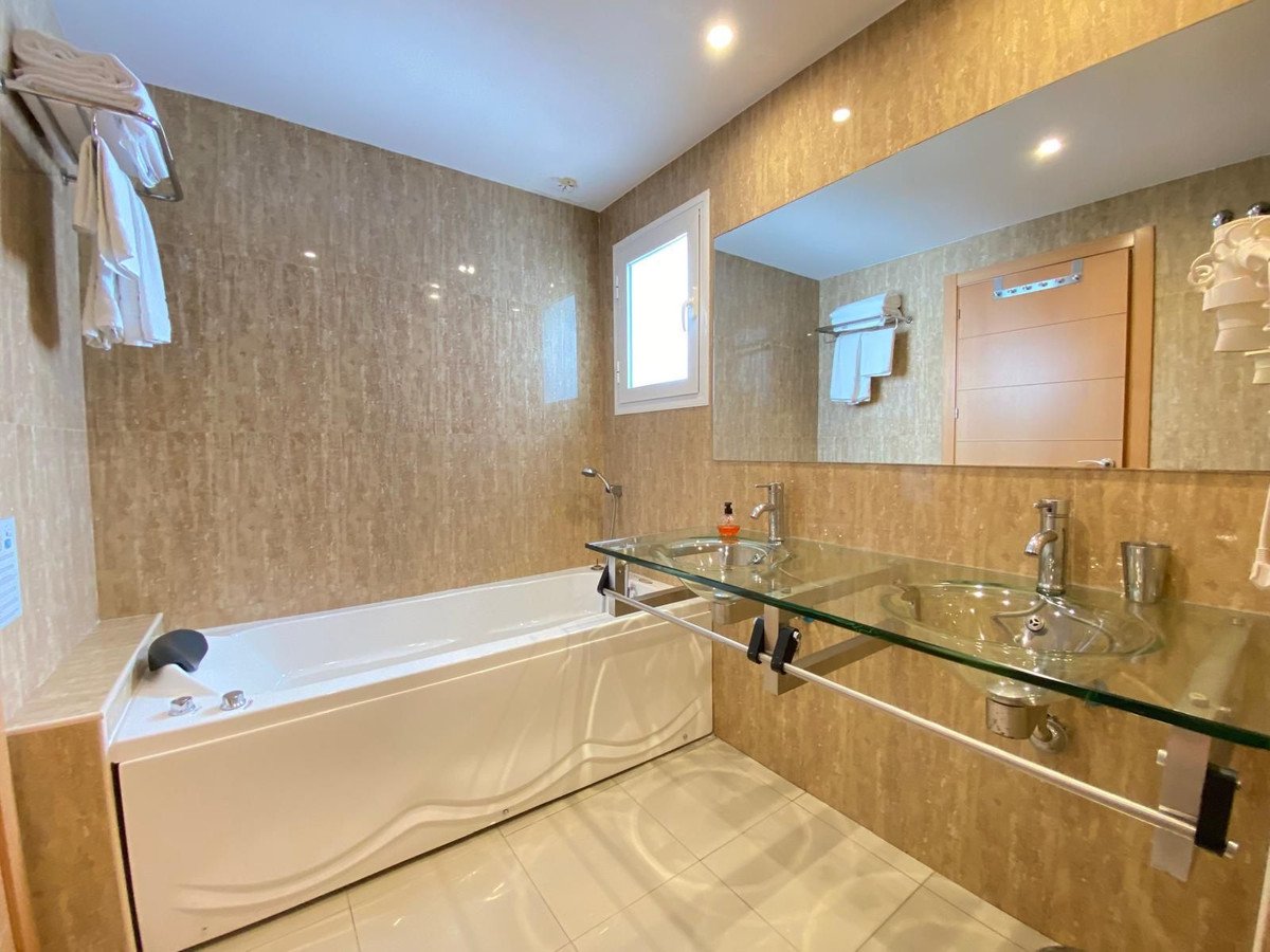 2 Bed Middle Floor Apartment in Estepona