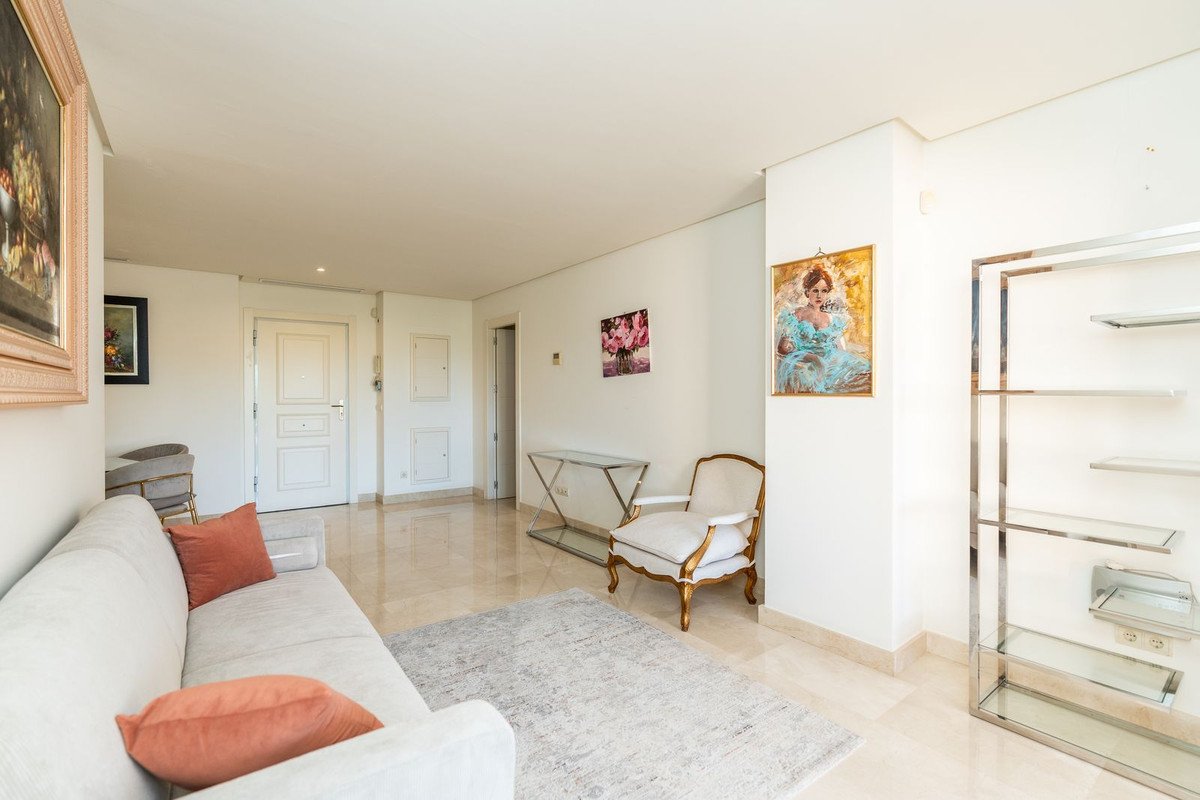 2 Bed Middle Floor Apartment in Nueva Andalucía