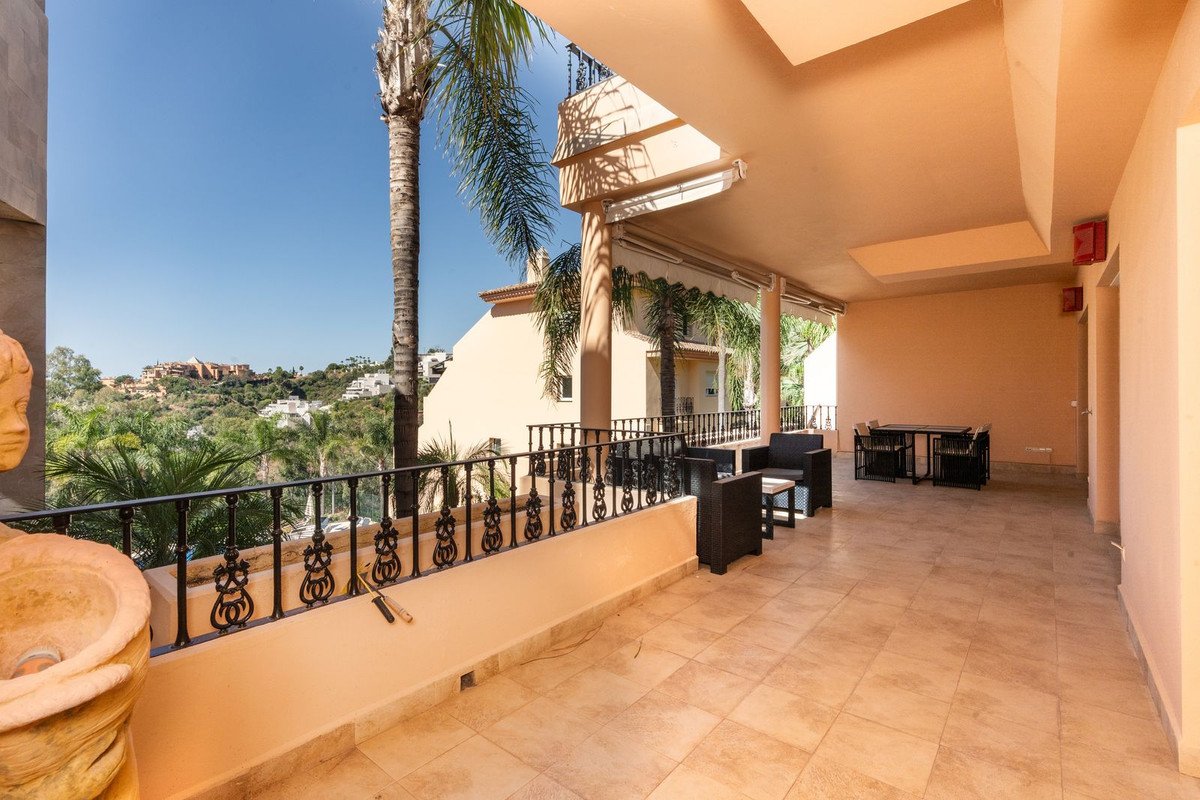2 Bed Middle Floor Apartment in Nueva Andalucía