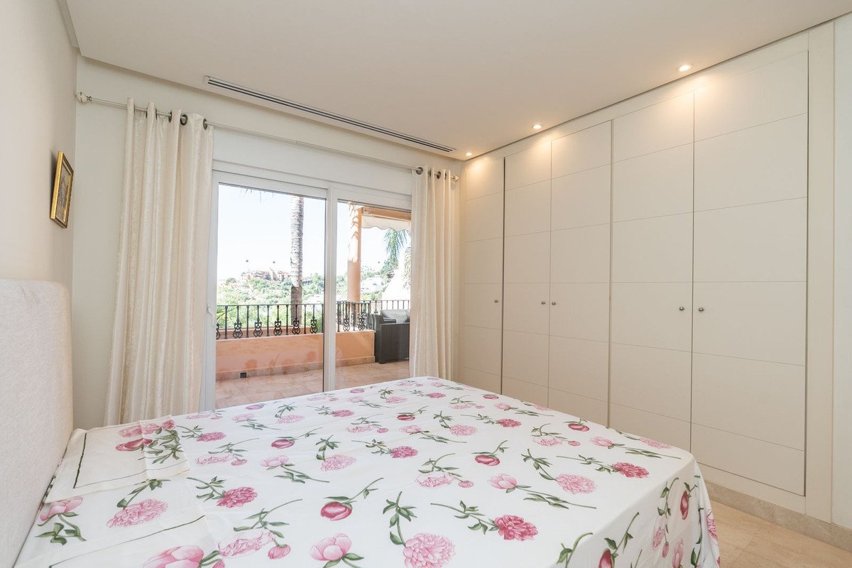 2 Bed Middle Floor Apartment in Nueva Andalucía