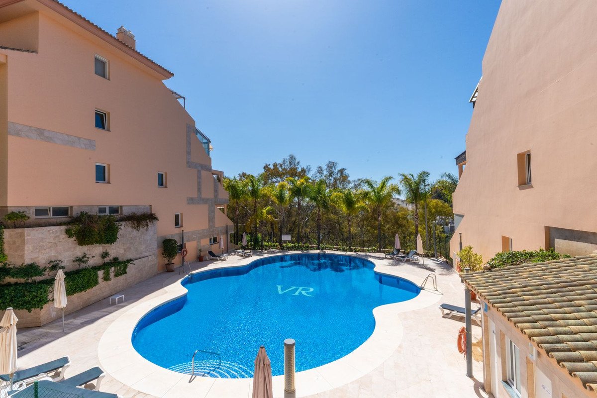 2 Bed Middle Floor Apartment in Nueva Andalucía