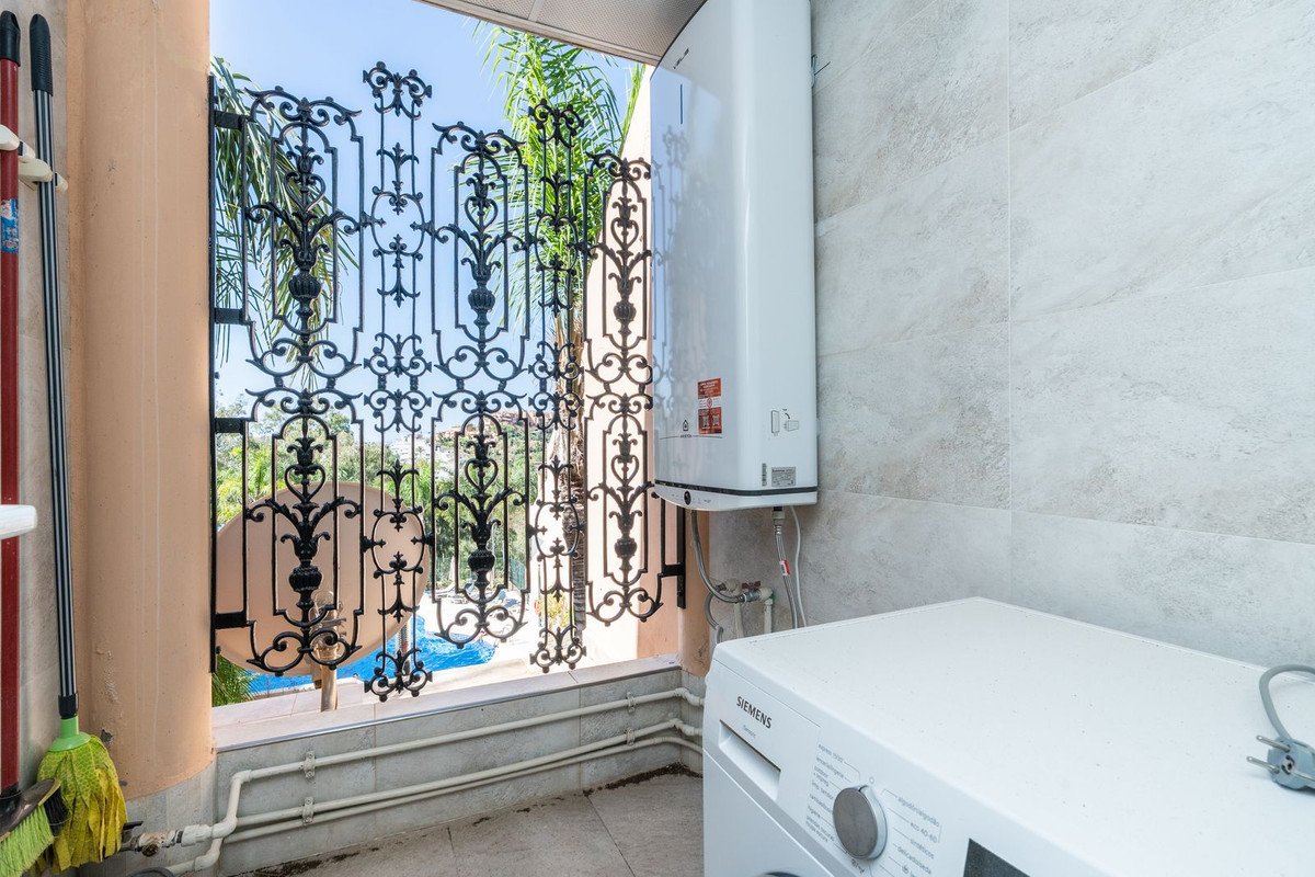 2 Bed Middle Floor Apartment in Nueva Andalucía