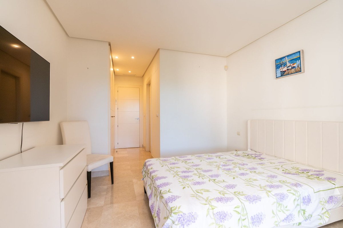 2 Bed Middle Floor Apartment in Nueva Andalucía