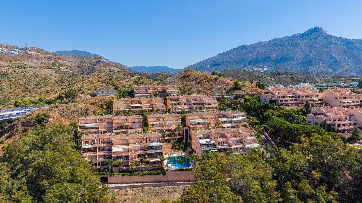 2 Bed Middle Floor Apartment in Nueva Andalucía