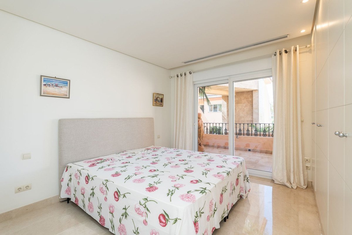 2 Bed Middle Floor Apartment in Nueva Andalucía