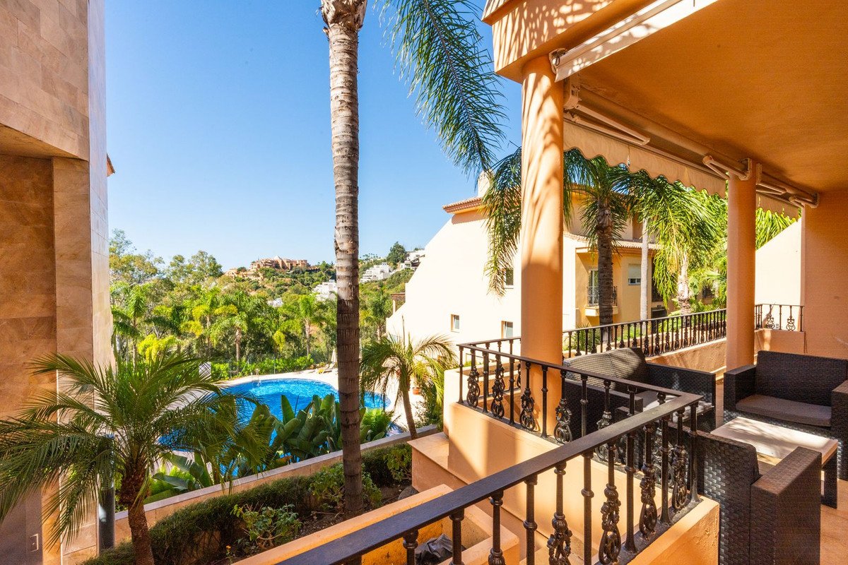 2 Bed Middle Floor Apartment in Nueva Andalucía