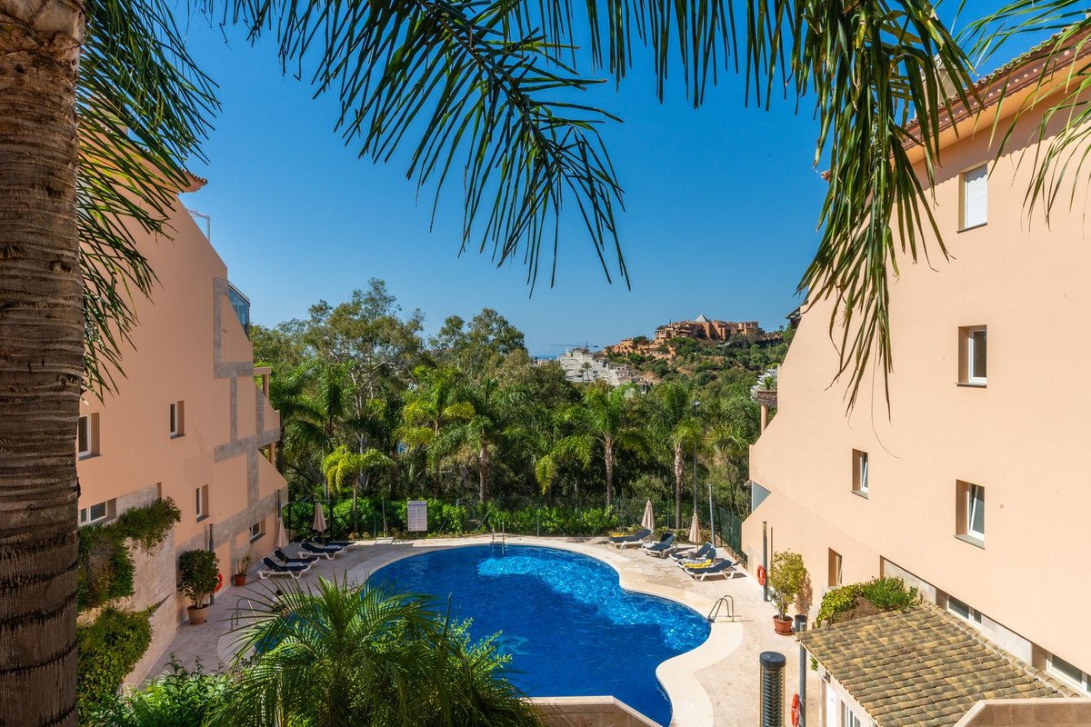 2 Bed Middle Floor Apartment in Nueva Andalucía