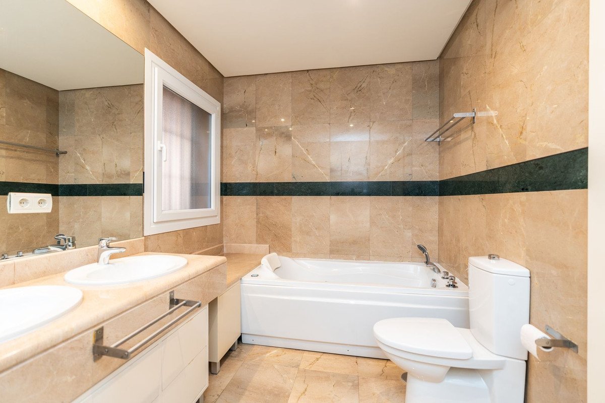 2 Bed Middle Floor Apartment in Nueva Andalucía