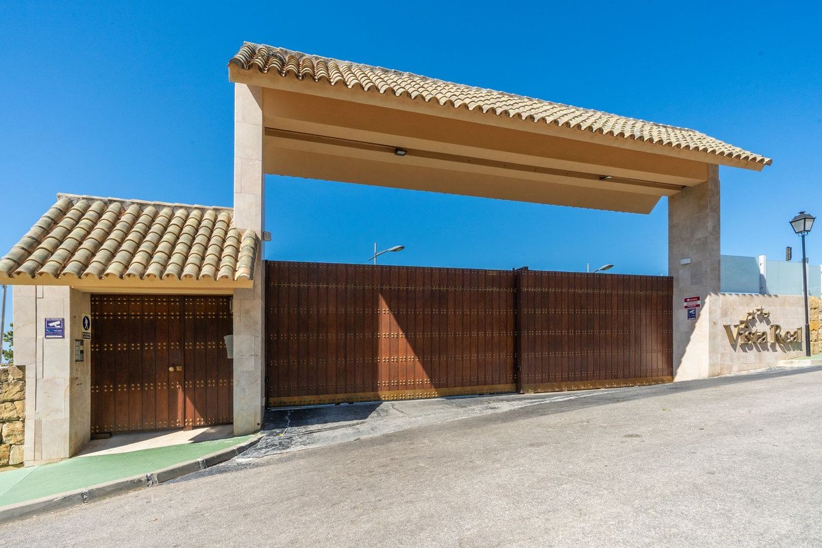 2 Bed Middle Floor Apartment in Nueva Andalucía