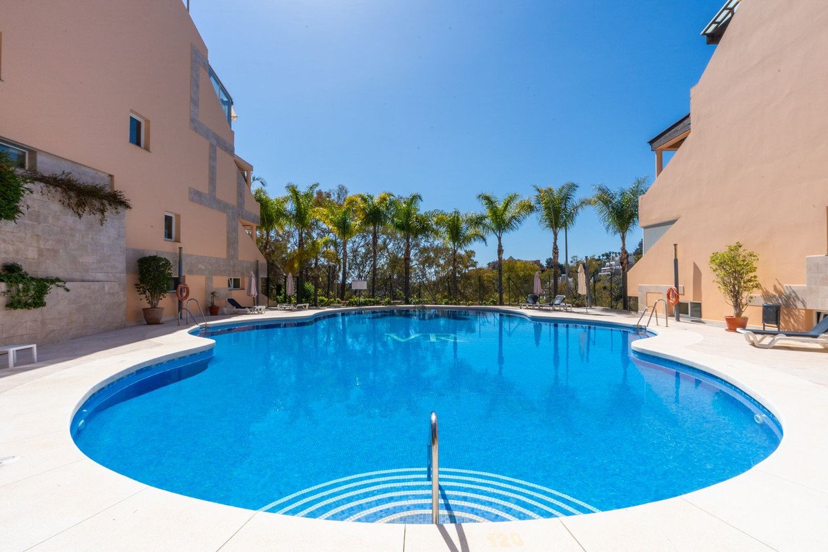 2 Bed Middle Floor Apartment in Nueva Andalucía
