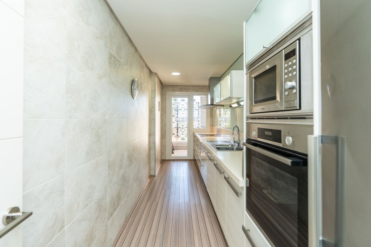 2 Bed Middle Floor Apartment in Nueva Andalucía