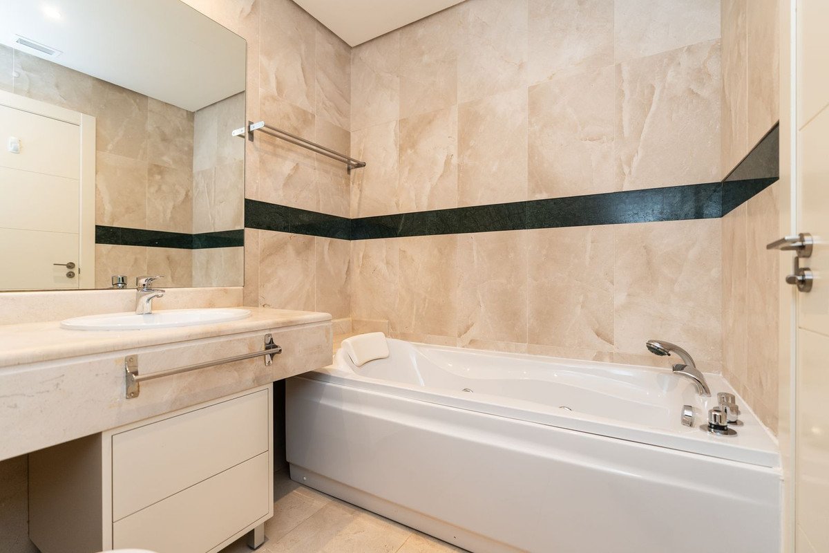 2 Bed Middle Floor Apartment in Nueva Andalucía