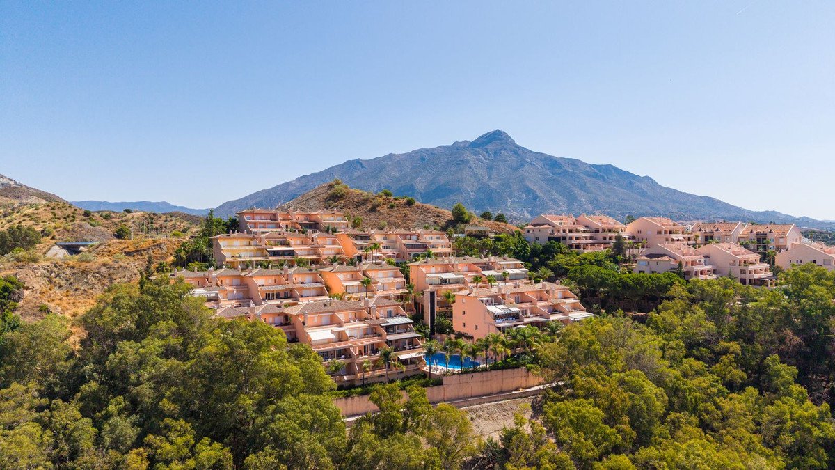 2 Bed Middle Floor Apartment in Nueva Andalucía