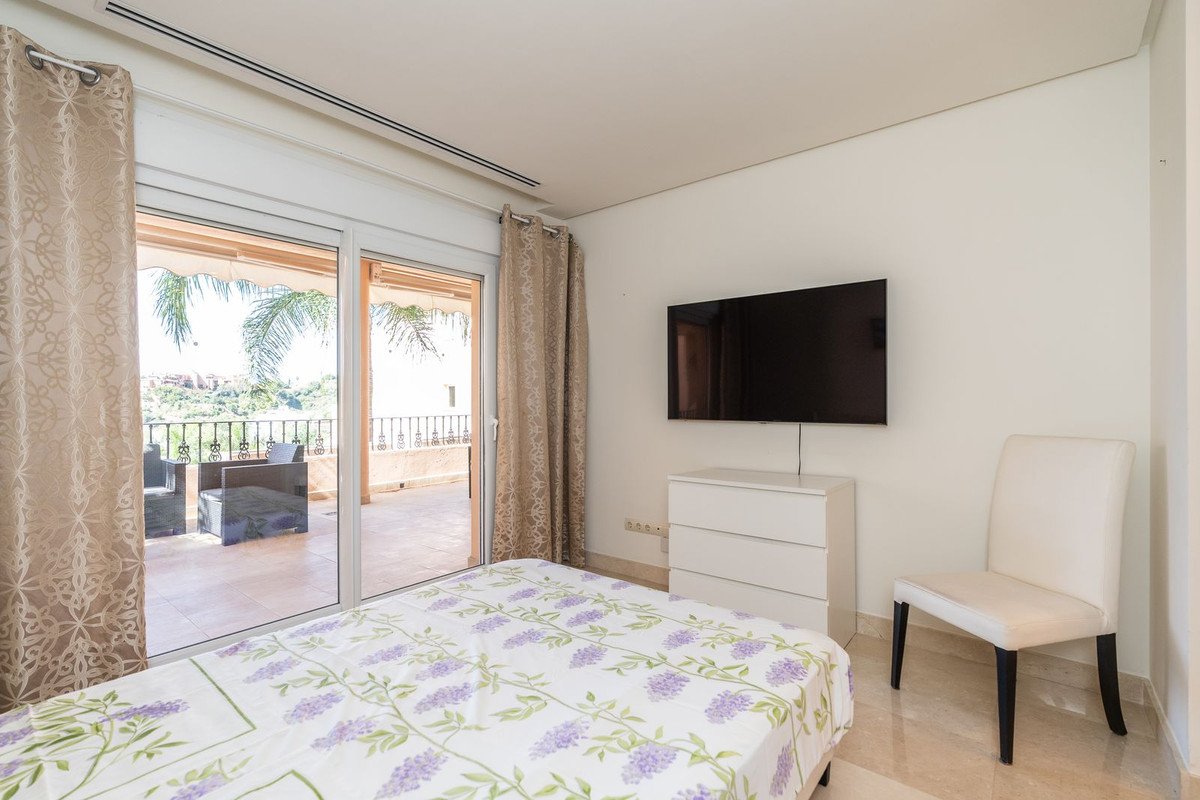 2 Bed Middle Floor Apartment in Nueva Andalucía