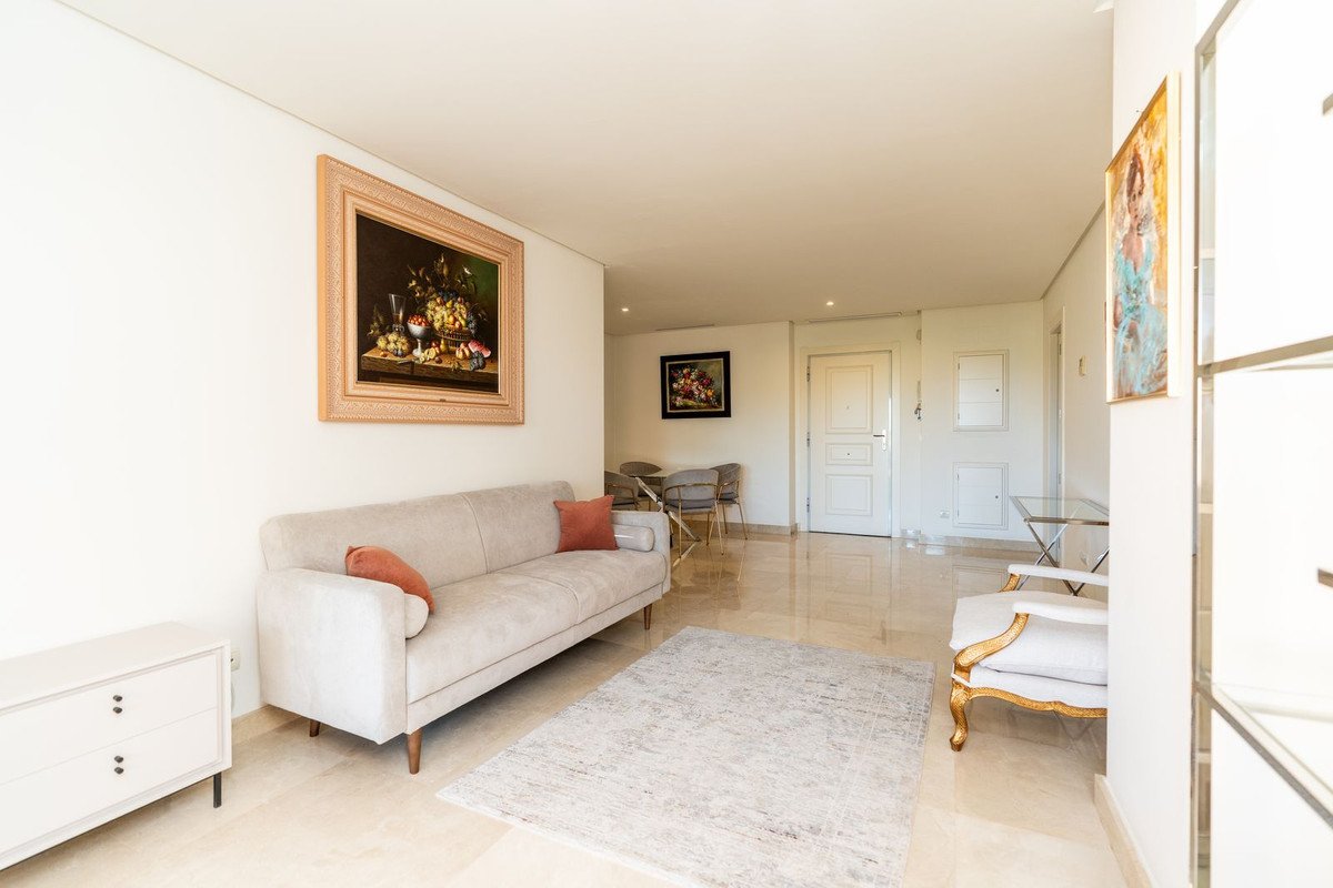2 Bed Middle Floor Apartment in Nueva Andalucía