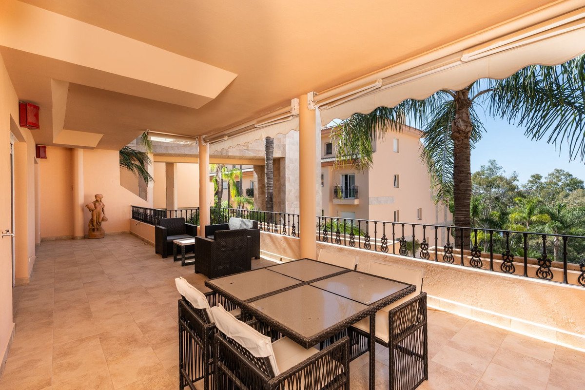 2 Bed Middle Floor Apartment in Nueva Andalucía